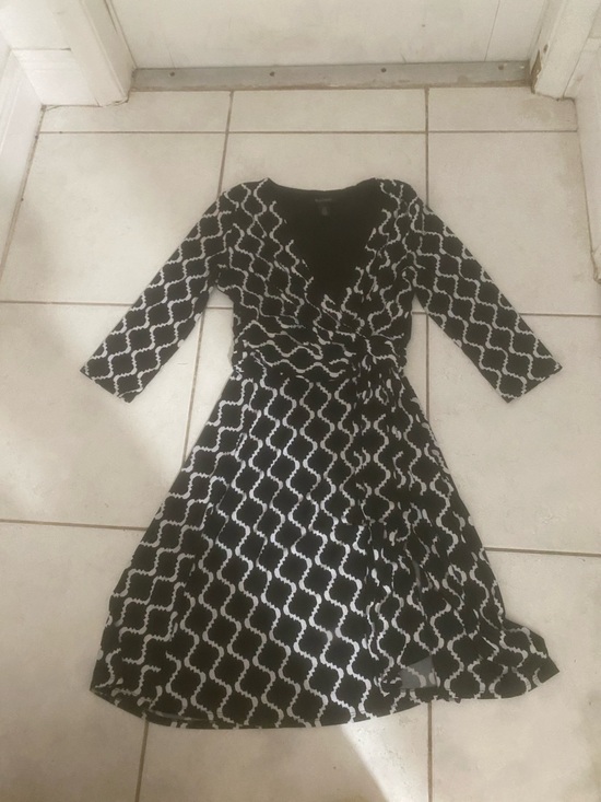 White House Black Market Dresses & Skirts - White House Black Market Black and White Geometric Wrap Dress